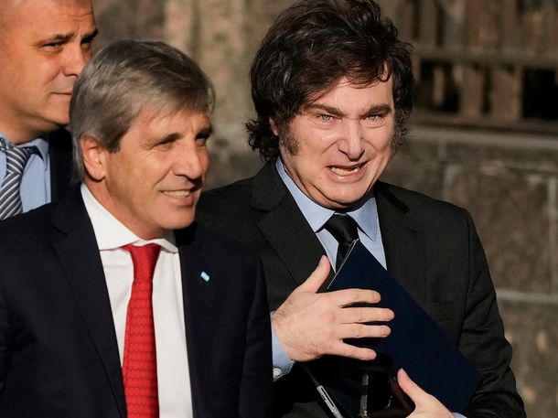 La plata de los jubilados, el nuevo salvavidas para los créditos hipotecarios: el plan de Caputo y Milei