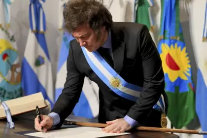 Milei firmó un decreto para ocultar que los F-16 deben salir del país para ser reparados