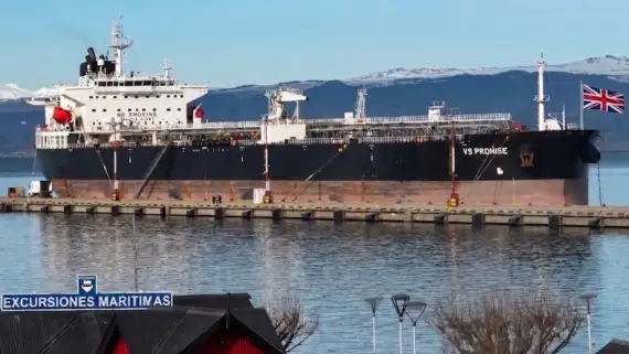 Tierra del Fuego en la encrucijada: el buque británico repudiado por el gobierno provincial navega hacia la carga de petróleo fueguino
