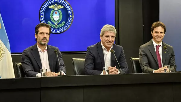 El ahorro de tu vejez, ahora de garantía para los bancos: la jugada de Caputo que tensiona al propio gobierno